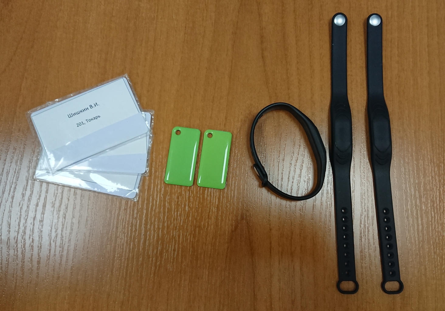 Примеры RFID меток: карточки, брелки, браслеты.
